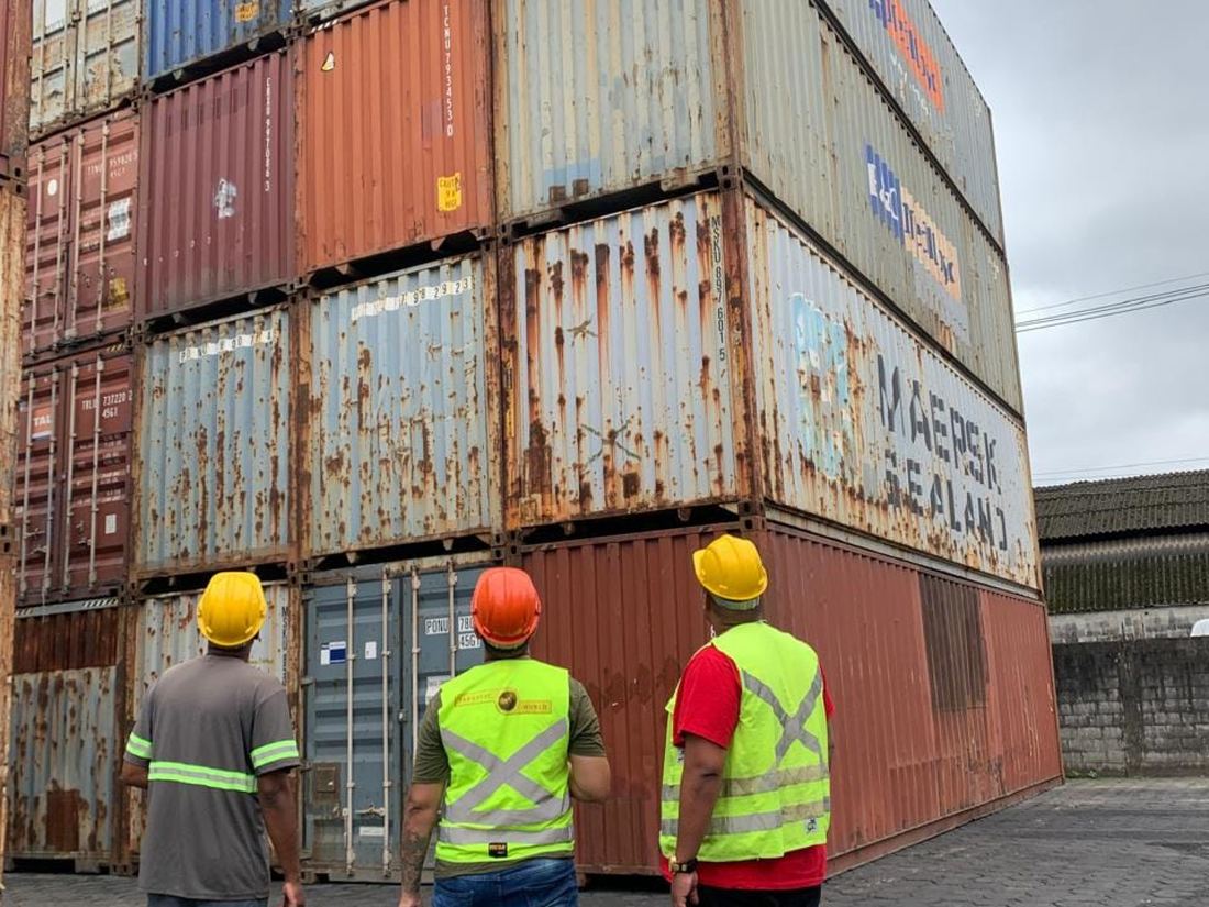 Equipe Flexbox Container em pátio de containers