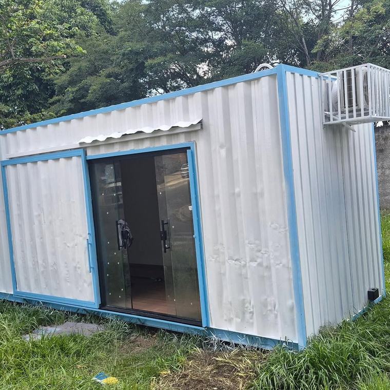 Módulo em container com porta e janelas instalado