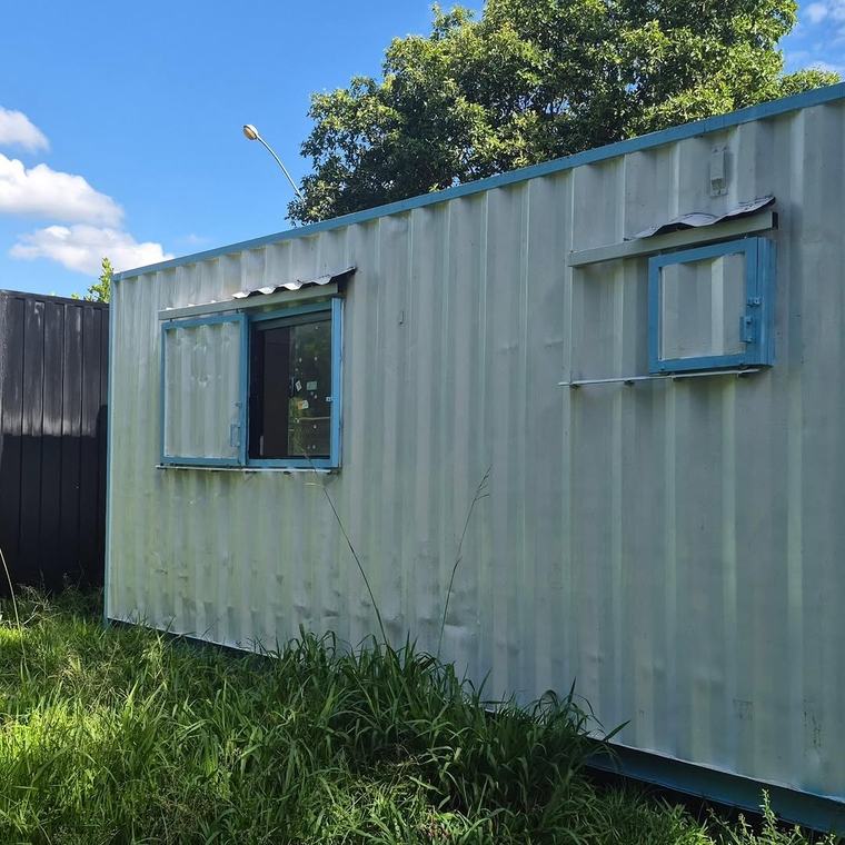 Container adaptado com janela basculante