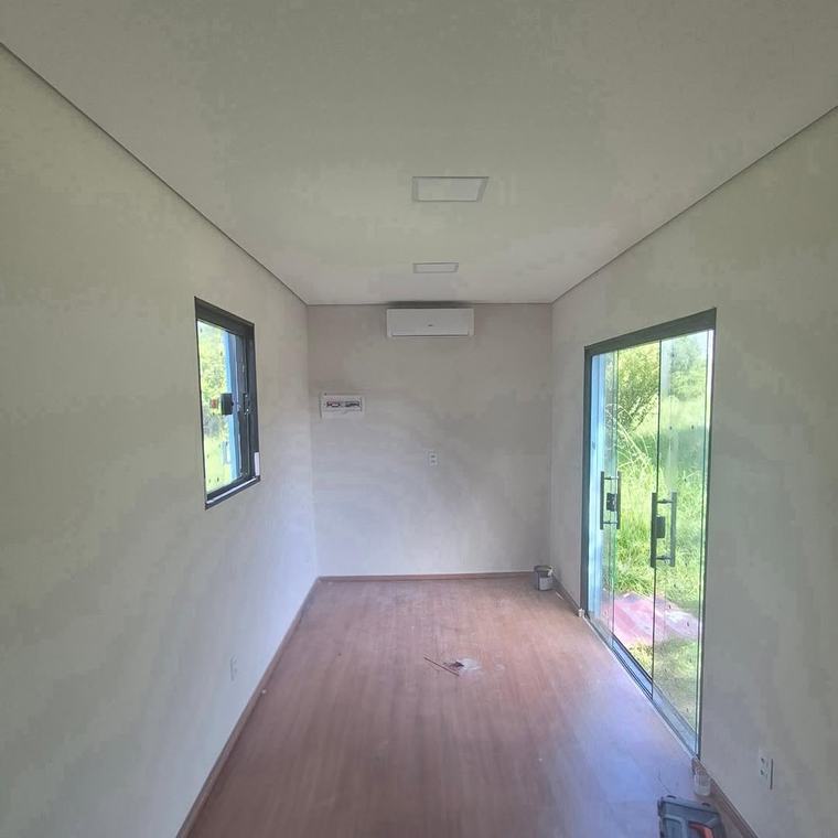 Interior acabado de container com piso e revestimento