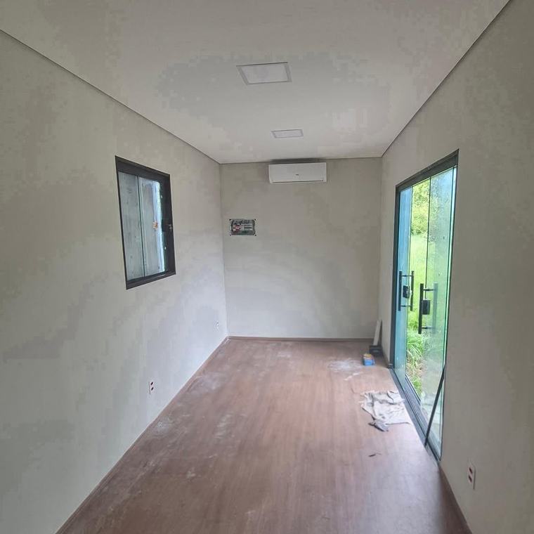 Interior de container com porta de vidro