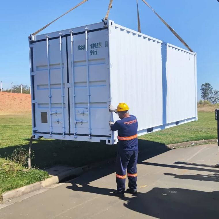 Descarga de container com guindaste