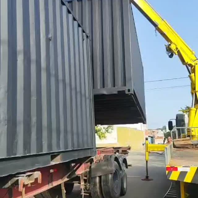 Container sendo posicionado no terreno